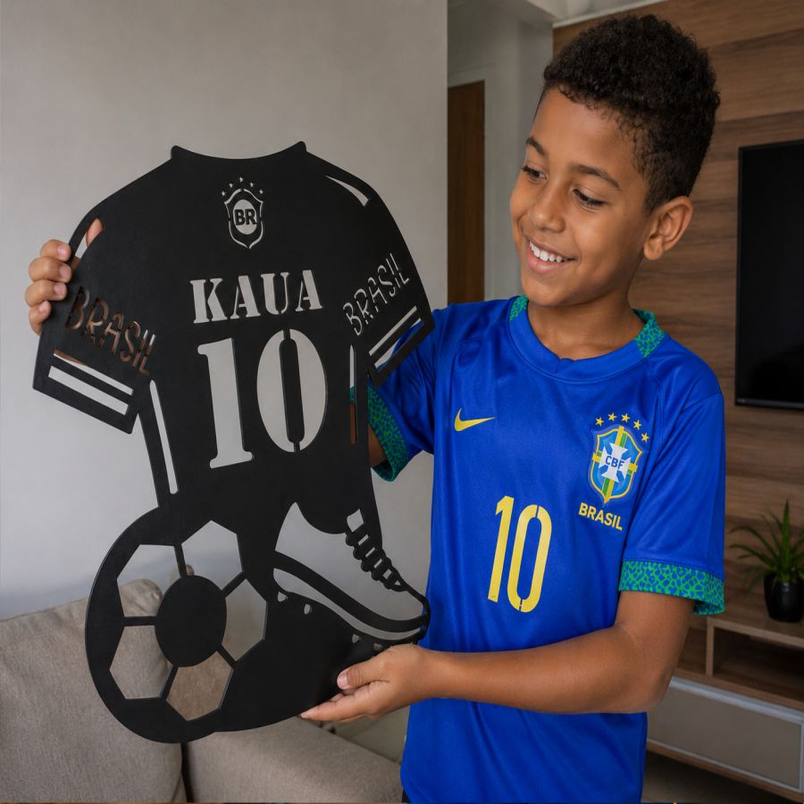Criança segurando camiseta MDF